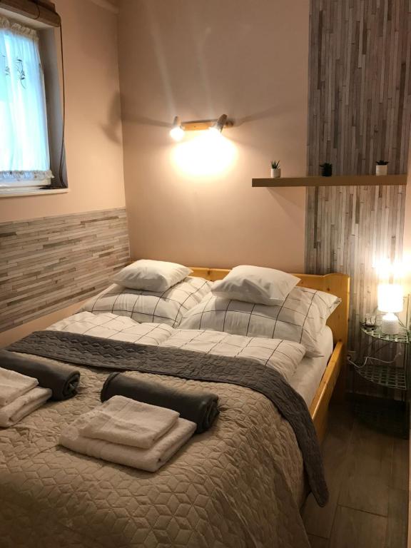 ein Schlafzimmer mit 2 Betten und Handtüchern darauf in der Unterkunft Dóm square-Centrum-Free Parking in Szeged