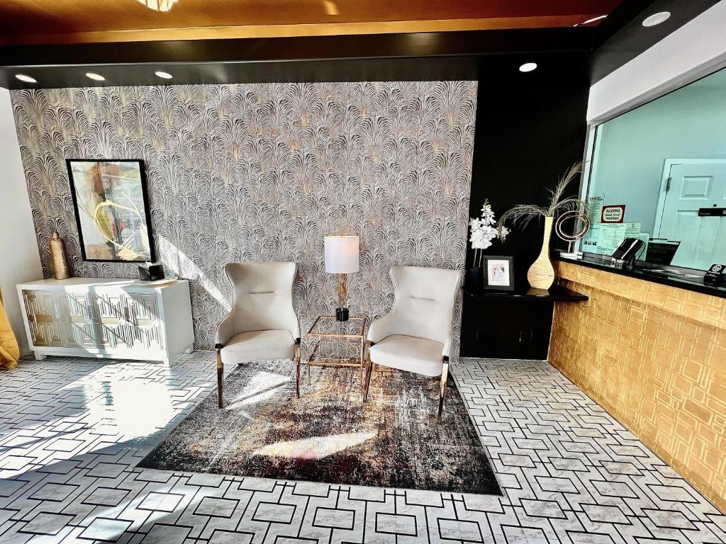 a lobby with two chairs and a table and a wall at The Lexmar - Dodger Stadium Hollywood in Los Angeles