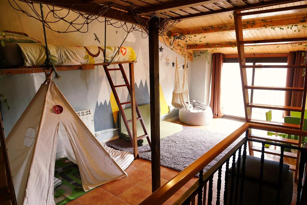 een kamer met 2 stapelbedden en een balkon bij Cal Xulipa, casa familiar al centre de Tremp in Tremp