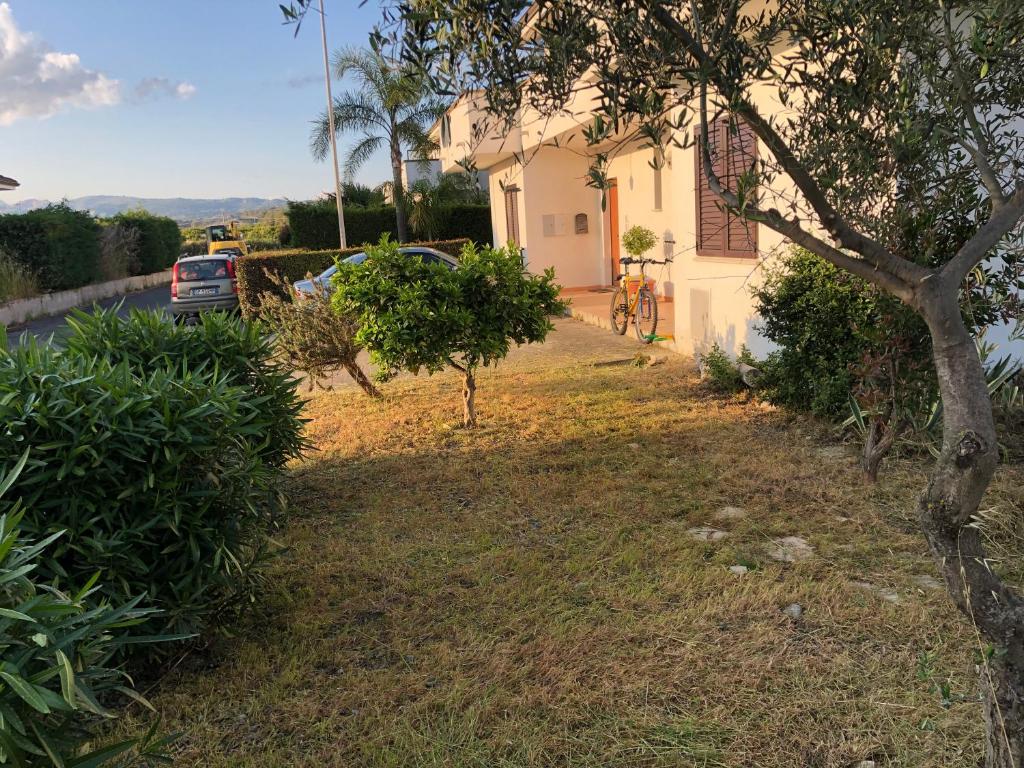 Vonkajšia záhrada v ubytovaní Apartment F24 Stignano Favaco
