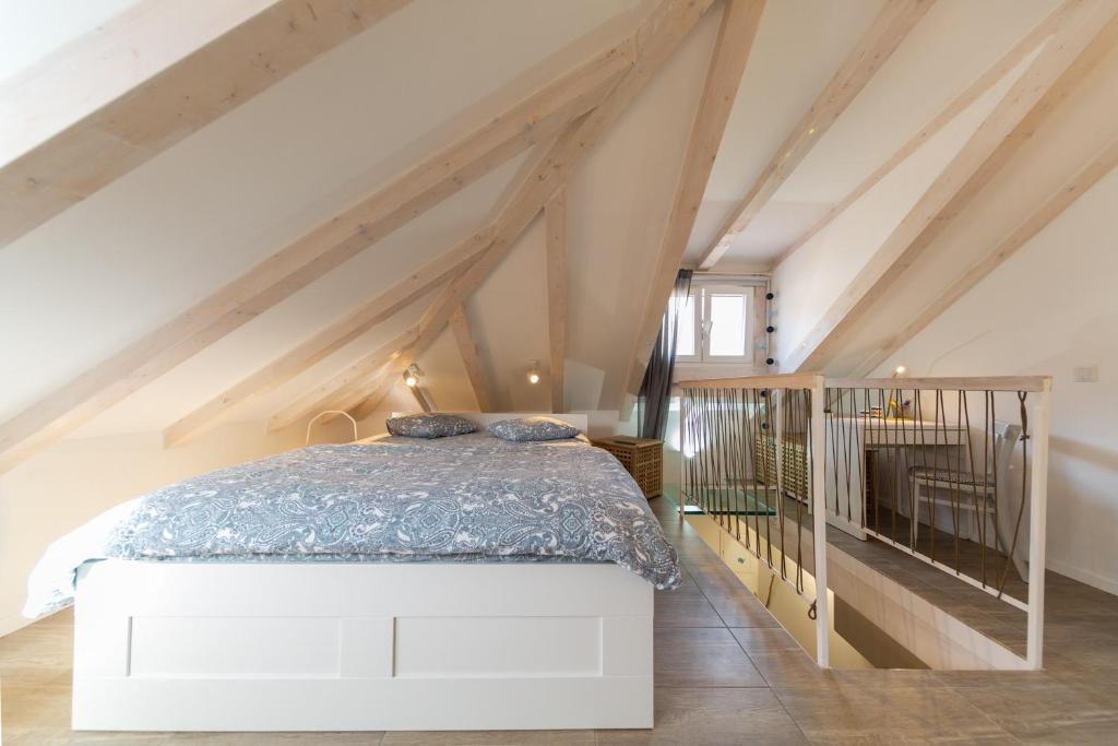 een slaapkamer met een bed op zolder bij Sea Pearl in Komiža