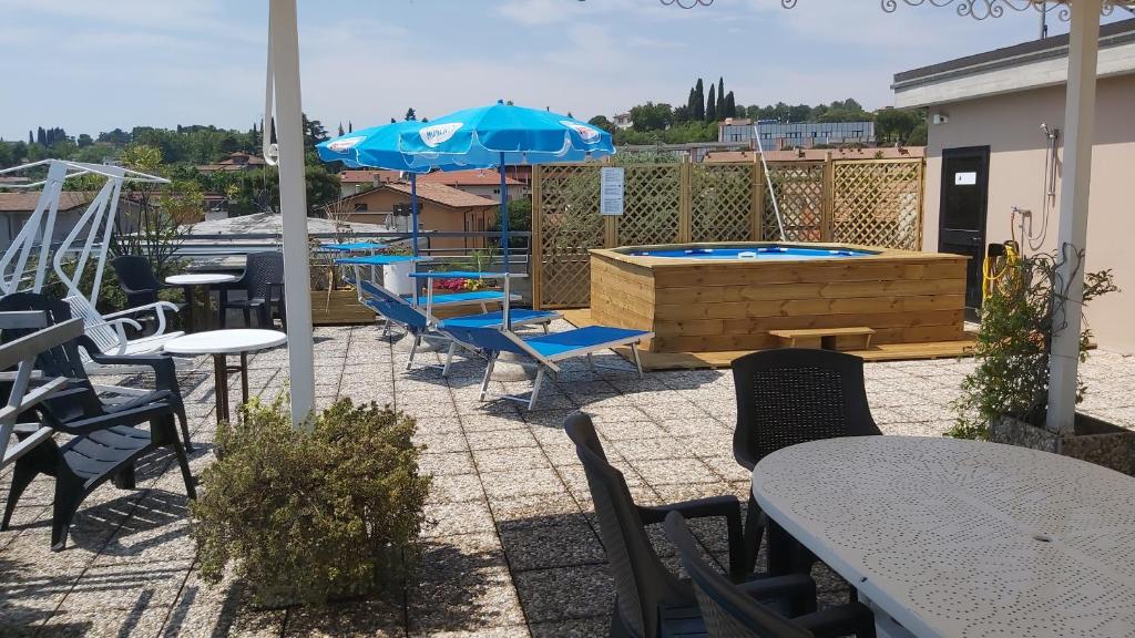 Bazén v ubytování Albergo Al Cacciatore nebo v jeho okolí
