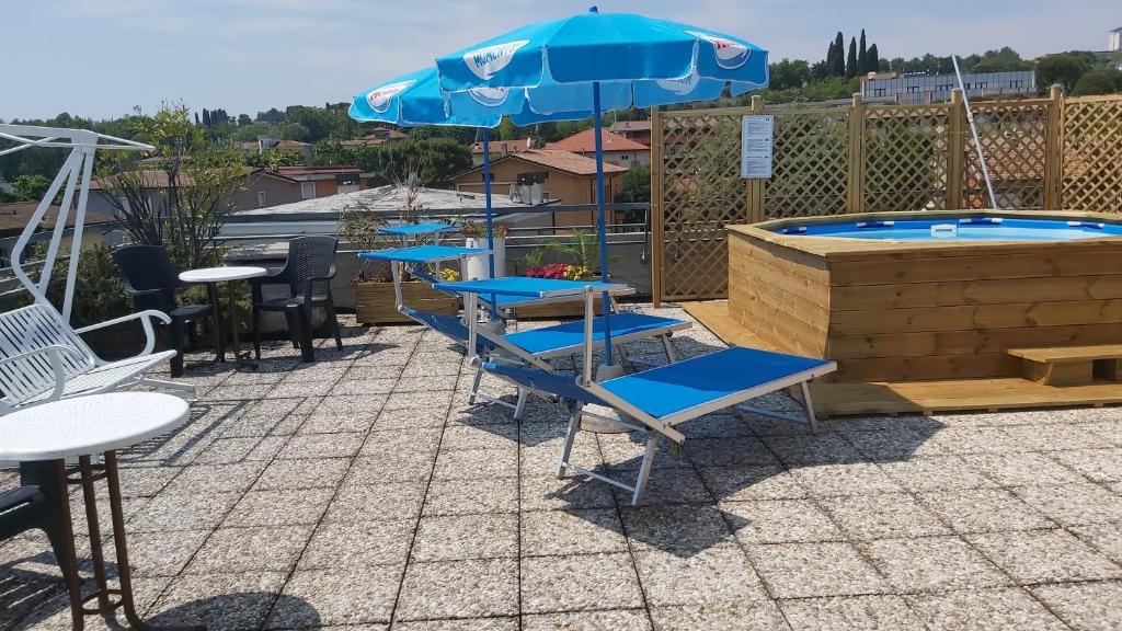 Bazén v ubytování Albergo Al Cacciatore nebo v jeho okolí