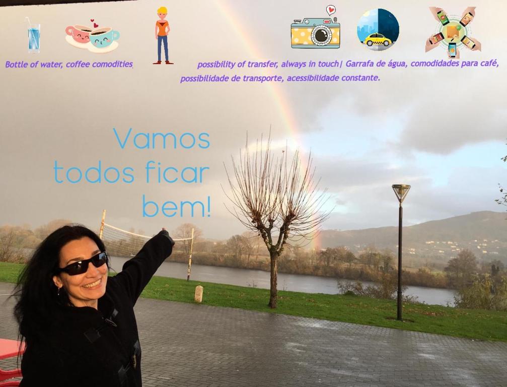 uma mulher de pé em frente a um sinal com a mão no ar em Residência Céu Azul no Porto