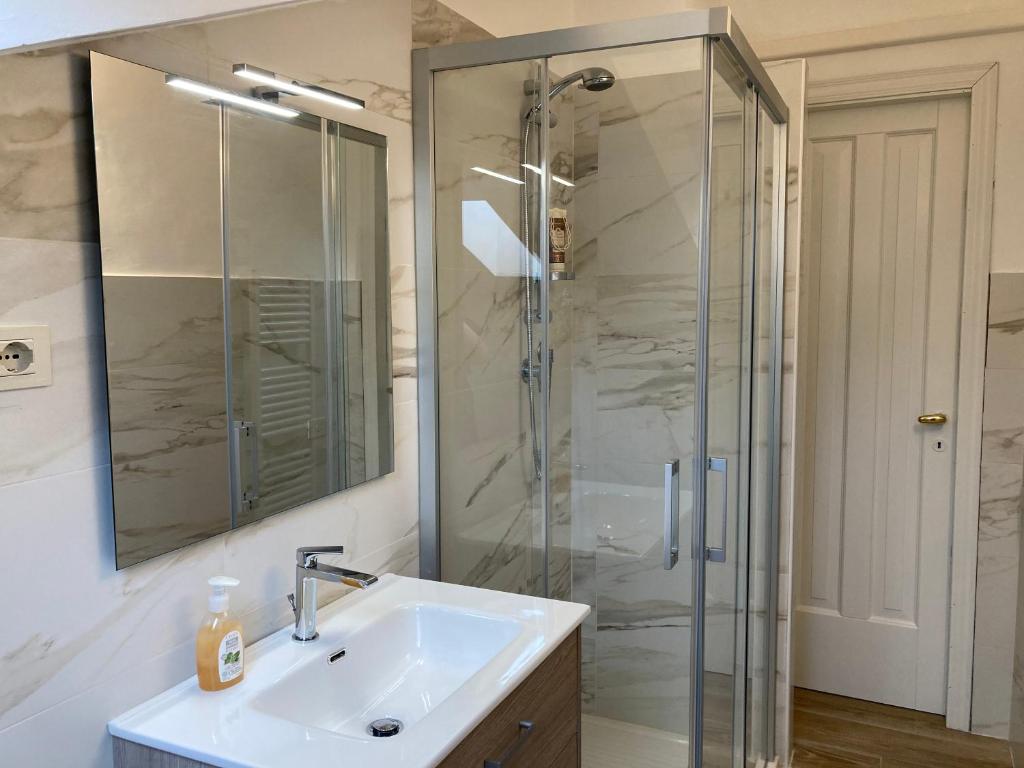 A bathroom at La Casa BluMare
