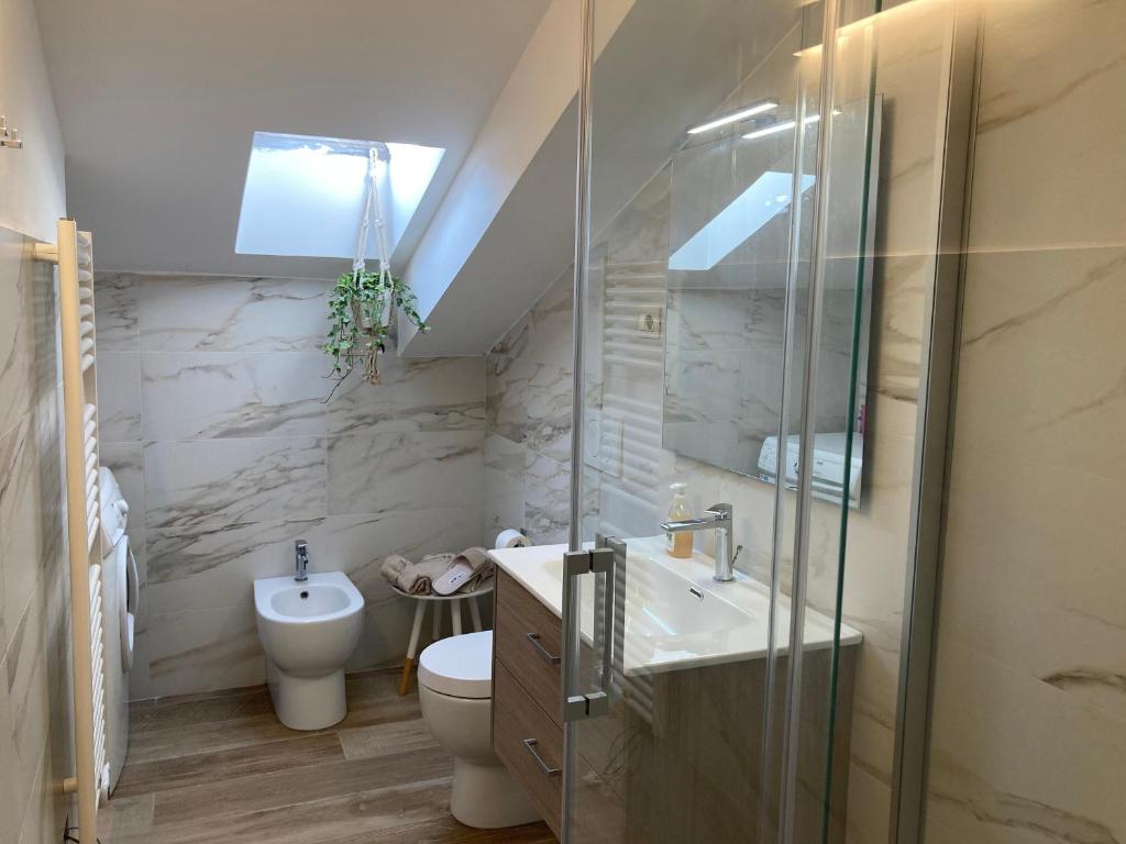 A bathroom at La Casa BluMare