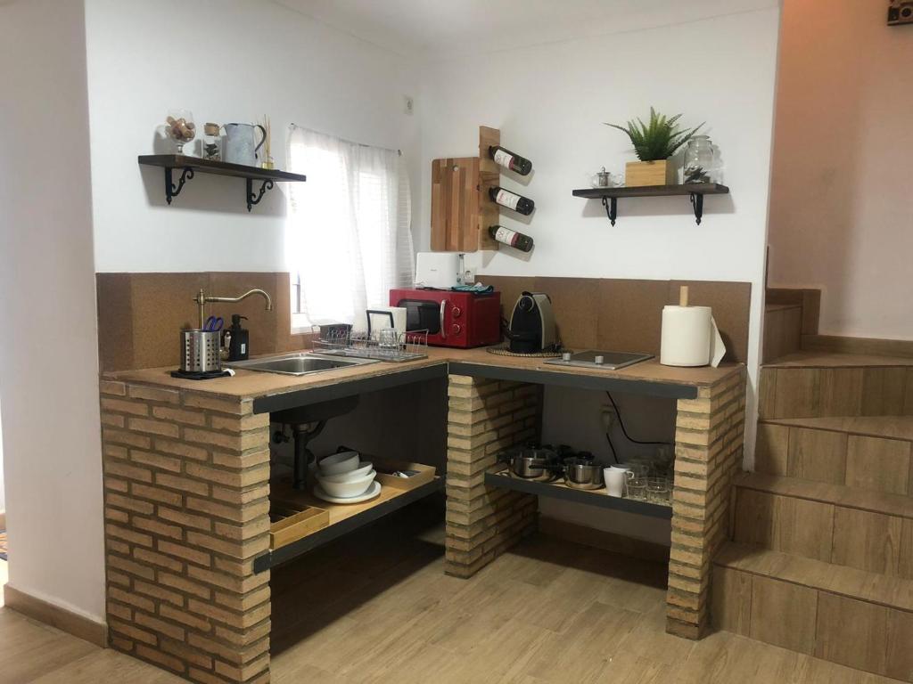 cocina con encimera y lavabo en una habitación en Casa rural Leo&Manu en Benaoján