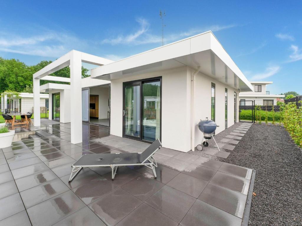 Luxury villa near Harderbos with private jetty