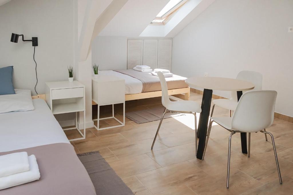 Apart Rooms & Apart Hostel S8 - Triple Room
