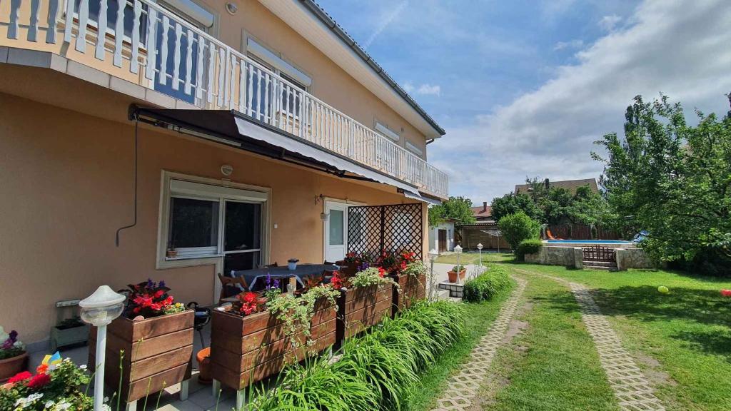 Vonkajšia záhrada v ubytovaní Apartment in Zamardi/Balaton 20348