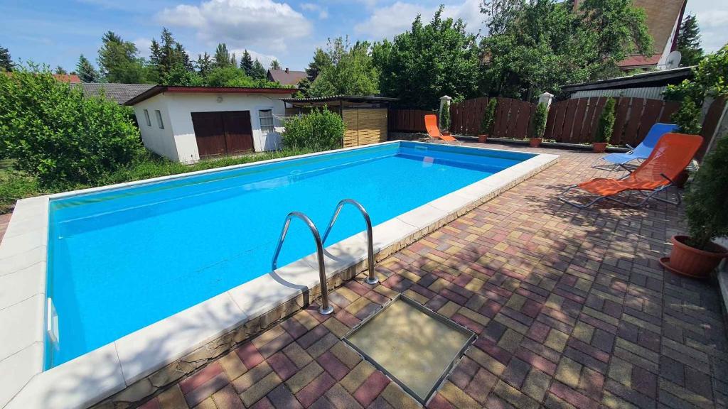 Bazén v ubytovaní Apartment in Zamardi/Balaton 20348 alebo v jeho blízkosti