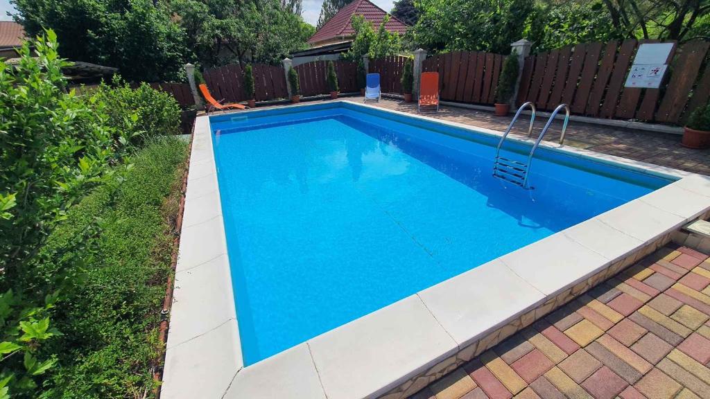 Bazén v ubytovaní Apartment in Zamardi/Balaton 20348 alebo v jeho blízkosti