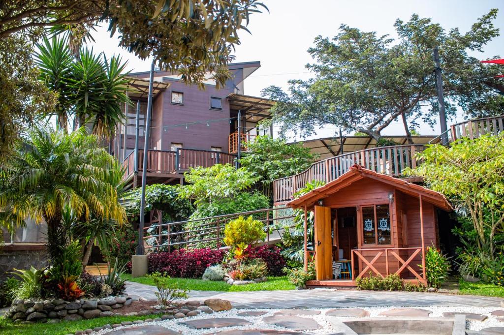 una casa con un jardín delante de ella en Hotel & Spa Poco a Poco - Costa Rica en Monteverde Costa Rica