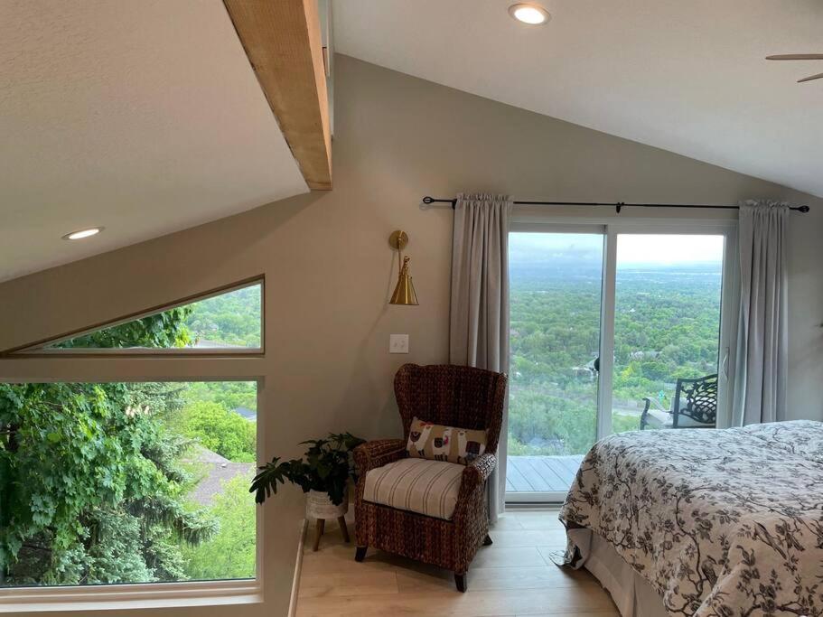 Postel nebo postele na pokoji v ubytování Luxury Alpine Treehouse
