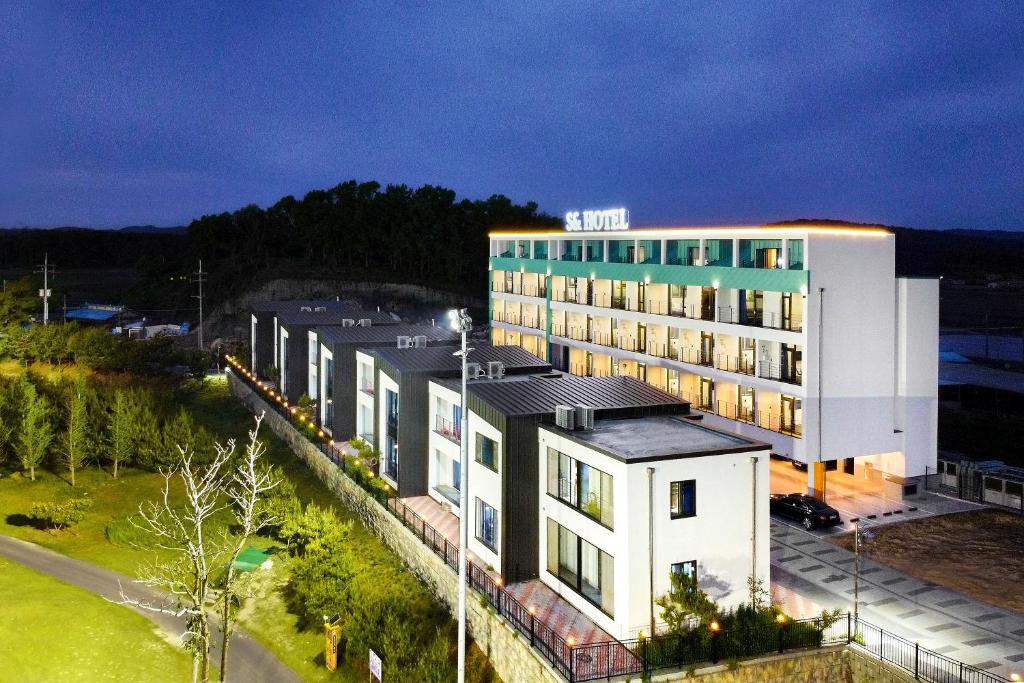 una vista aerea di un hotel di notte di SN Hotel Daecheon a Boryeong