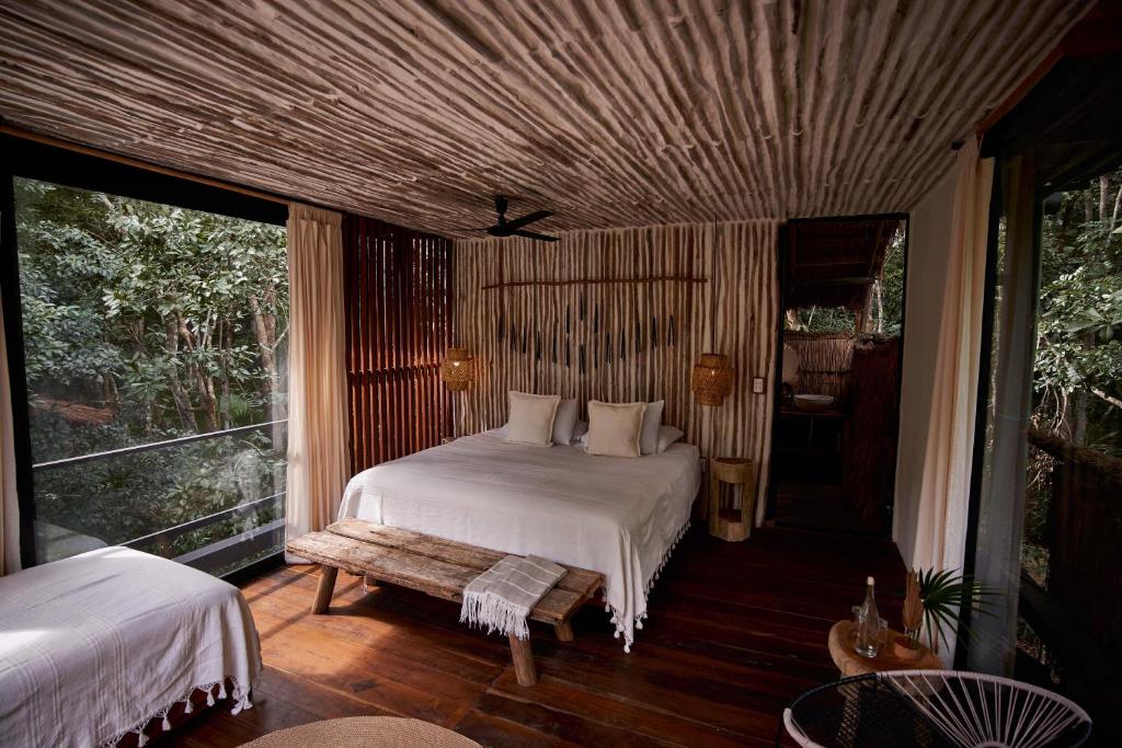 Postel nebo postele na pokoji v ubytování Kapok Bacalar - Plant Based Hotel
