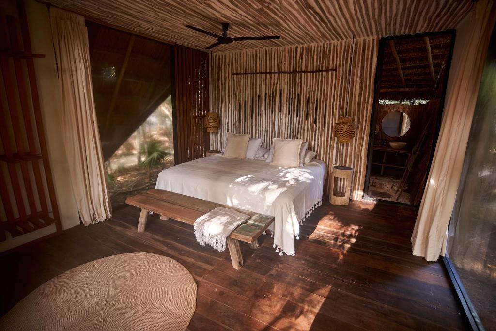 Postel nebo postele na pokoji v ubytování Kapok Bacalar - Plant Based Hotel