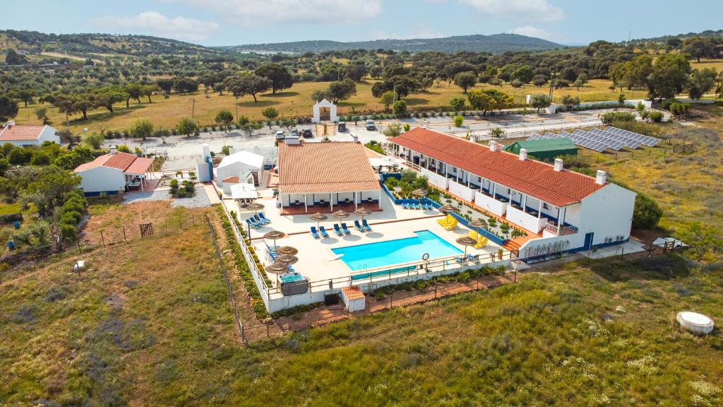 een luchtzicht op een huis met een zwembad bij Monte da Cabeça Gorda in Alcáçovas