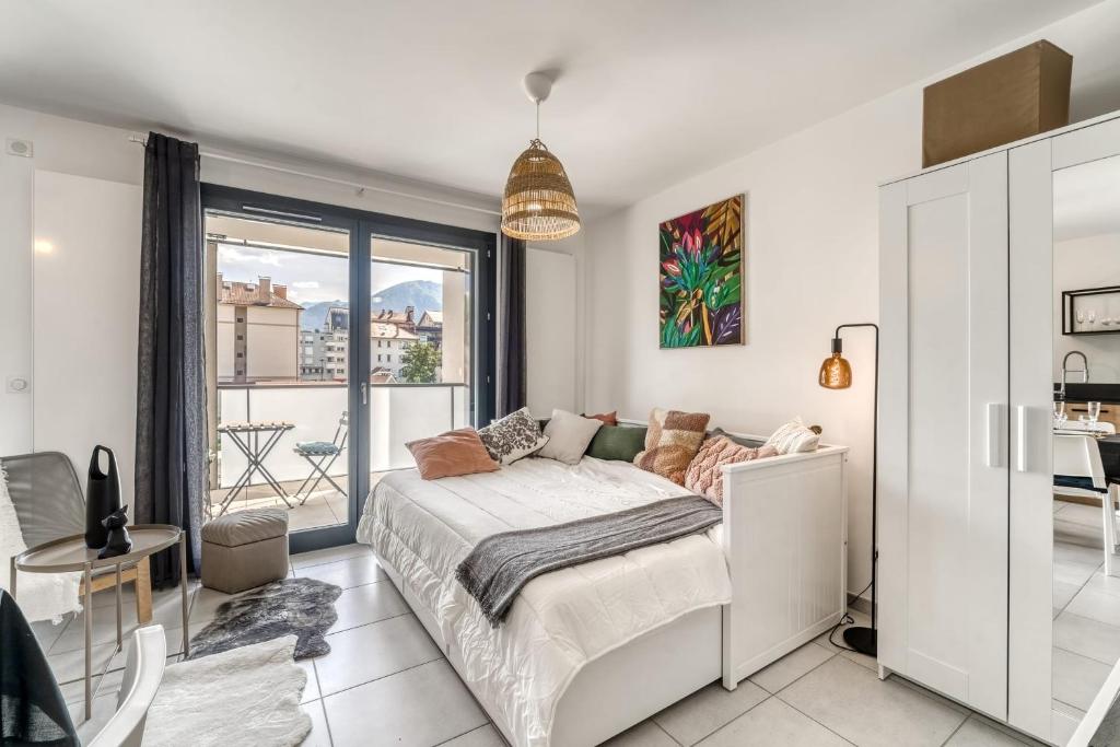 Posteľ alebo postele v izbe v ubytovaní Emergence - Beautiful studio for 2 people balcony and garage