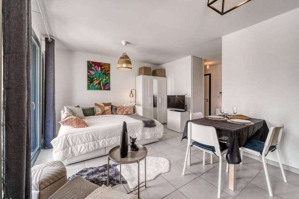 Posedenie v ubytovaní Emergence - Beautiful studio for 2 people balcony and garage