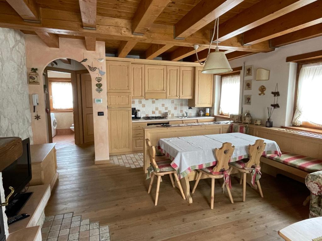 a kitchen with a table and chairs in a room at Appartamento Asiago centro in Asiago