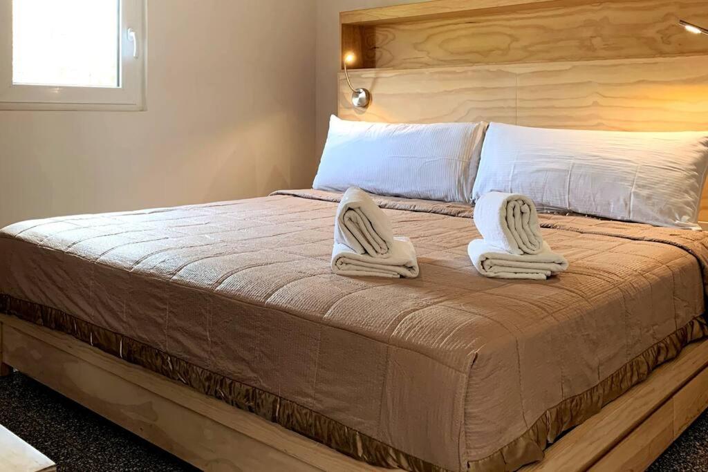 1 dormitorio con 1 cama con 2 zapatillas en 123 LOFT CONFORT CENTRO HIST CDMX VENTANA ACUSTICA, en Ciudad de México