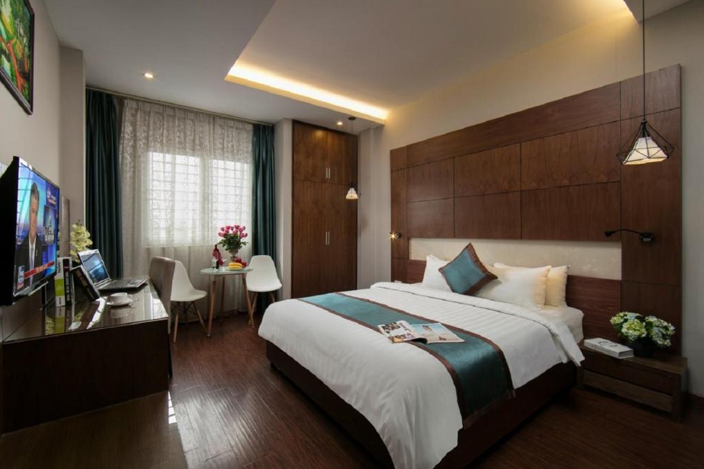 Postel nebo postele na pokoji v ubytování Bonne Nuit Hotel & Spa Hanoi
