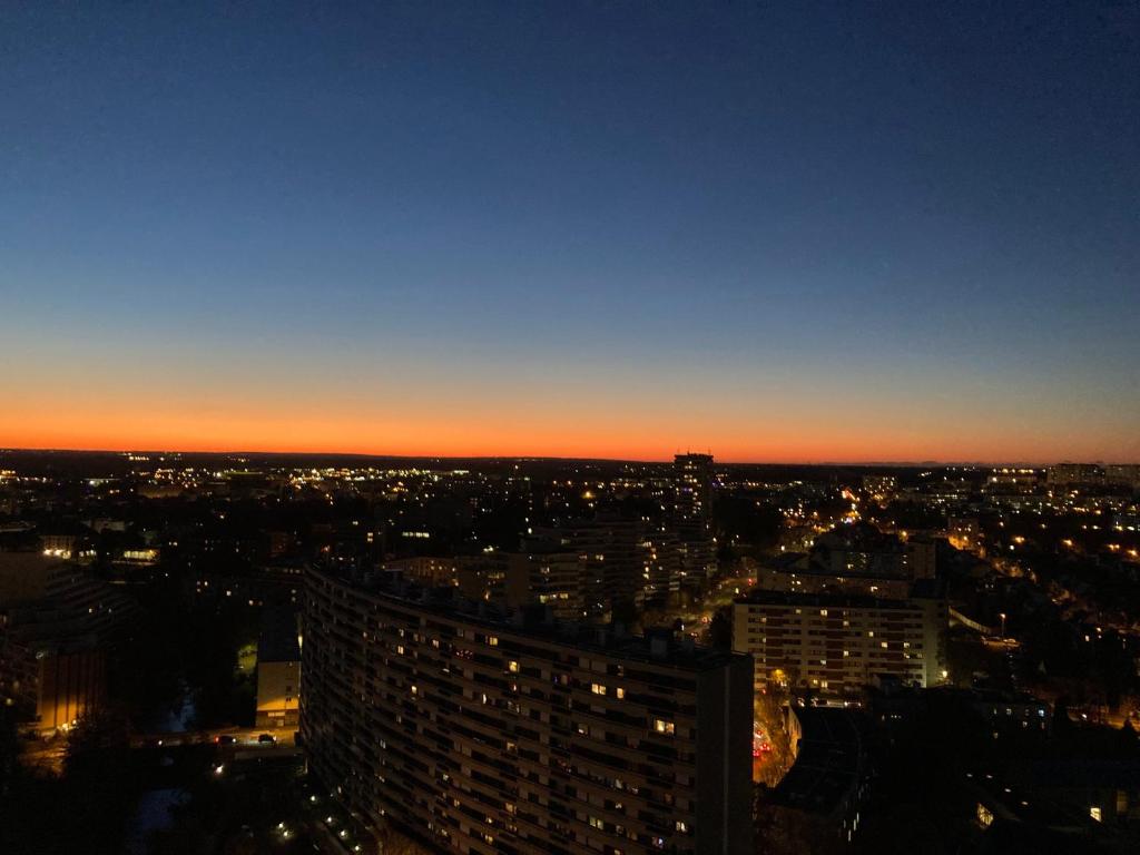 vista di notte su una città da un edificio di Rennes vue des Horizons a Rennes