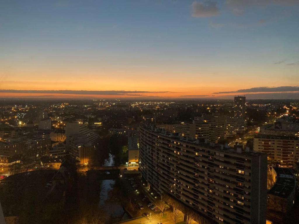 Nespecifikovaný výhled na destinaci Rennes nebo výhled na město při pohledu z apartmánu