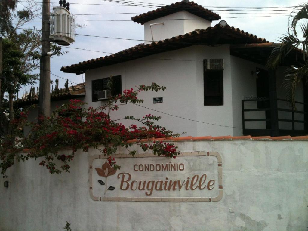 a sign on a wall in front of a house at Casa em Búzios Geribá in Búzios