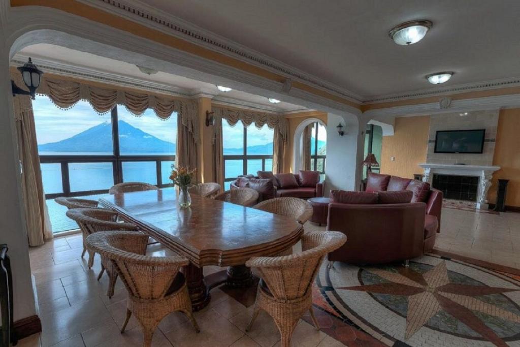 a large living room with a table and chairs at Torres de Atitlán Pent-House 10 personas - Apartamento 8 personas in Panajachel