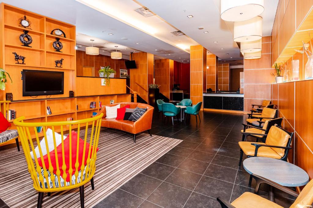 TV a/nebo společenská místnost v ubytování Metro Points Hotel Washington North