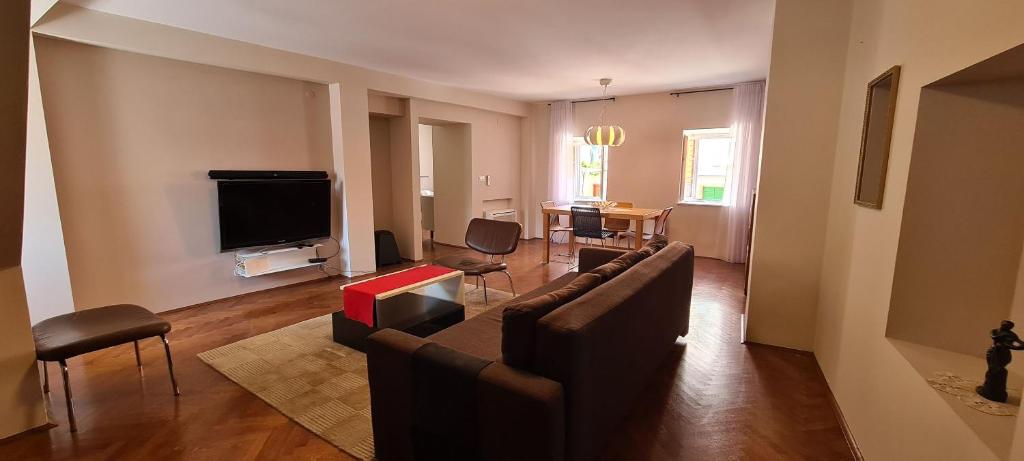 Televízia a/alebo spoločenská miestnosť v ubytovaní House Stone house Skor