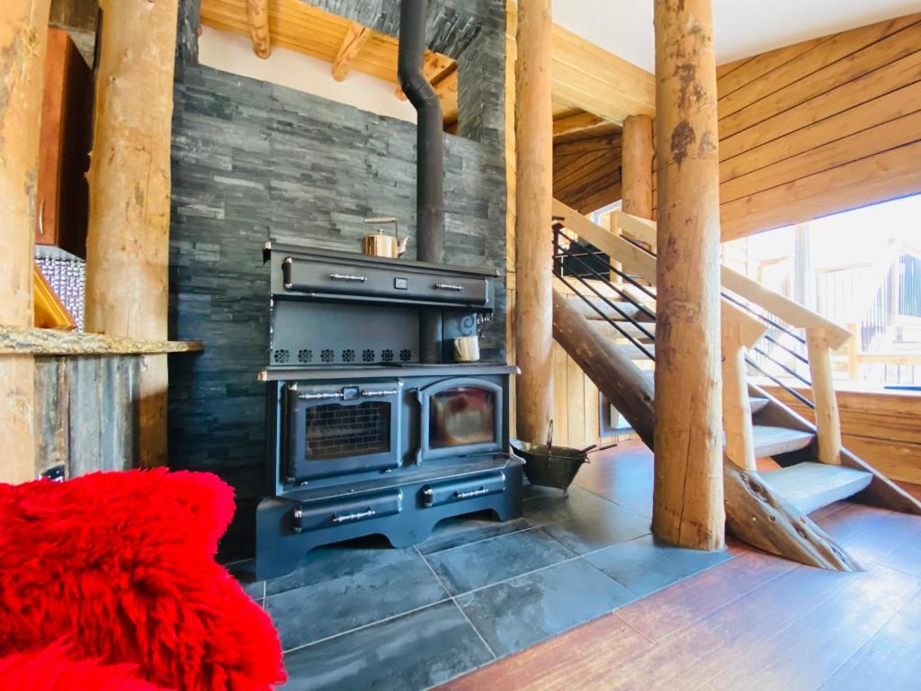 Foto sihtkohas Sainte-Lucie-de-Doncaster asuva majutusasutuse Artemis Log Cabin with Spa & Mountain View galeriist