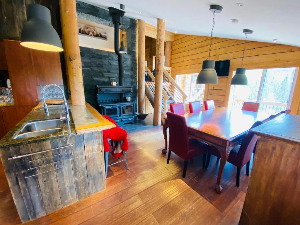Köök või kööginurk majutusasutuses Artemis Log Cabin with Spa & Mountain View