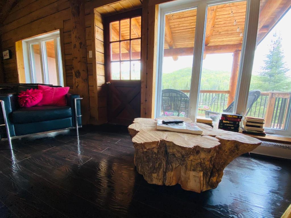 Istumisnurk majutusasutuses Artemis Log Cabin with Spa & Mountain View