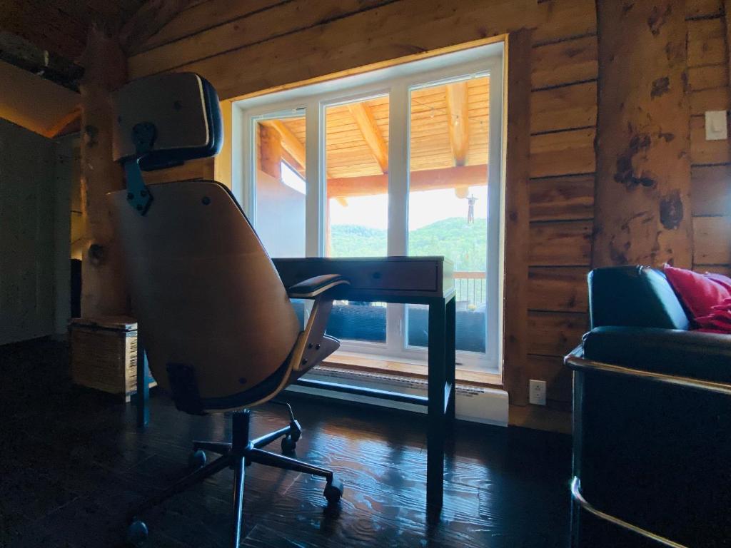 Istumisnurk majutusasutuses Artemis Log Cabin with Spa & Mountain View