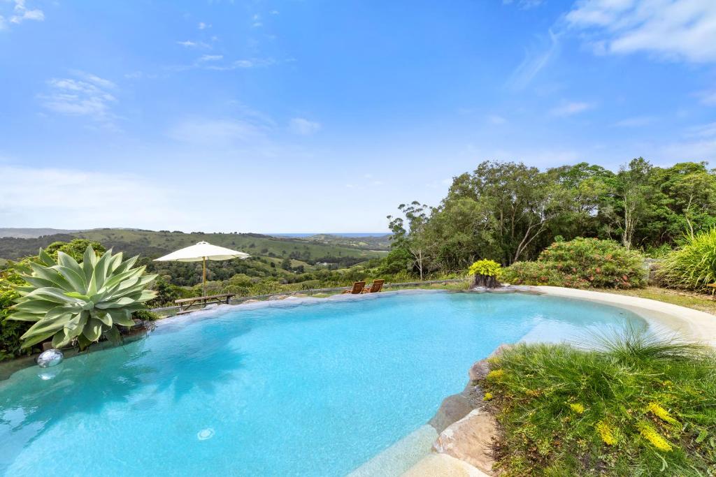 una gran piscina azul en un patio en Rosecliffe Boutique Farm Cottages en Pomona