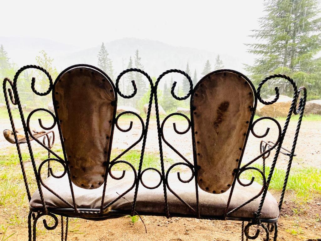 Foto sihtkohas Sainte-Lucie-de-Doncaster asuva majutusasutuse Artemis Log Cabin with Spa & Mountain View galeriist