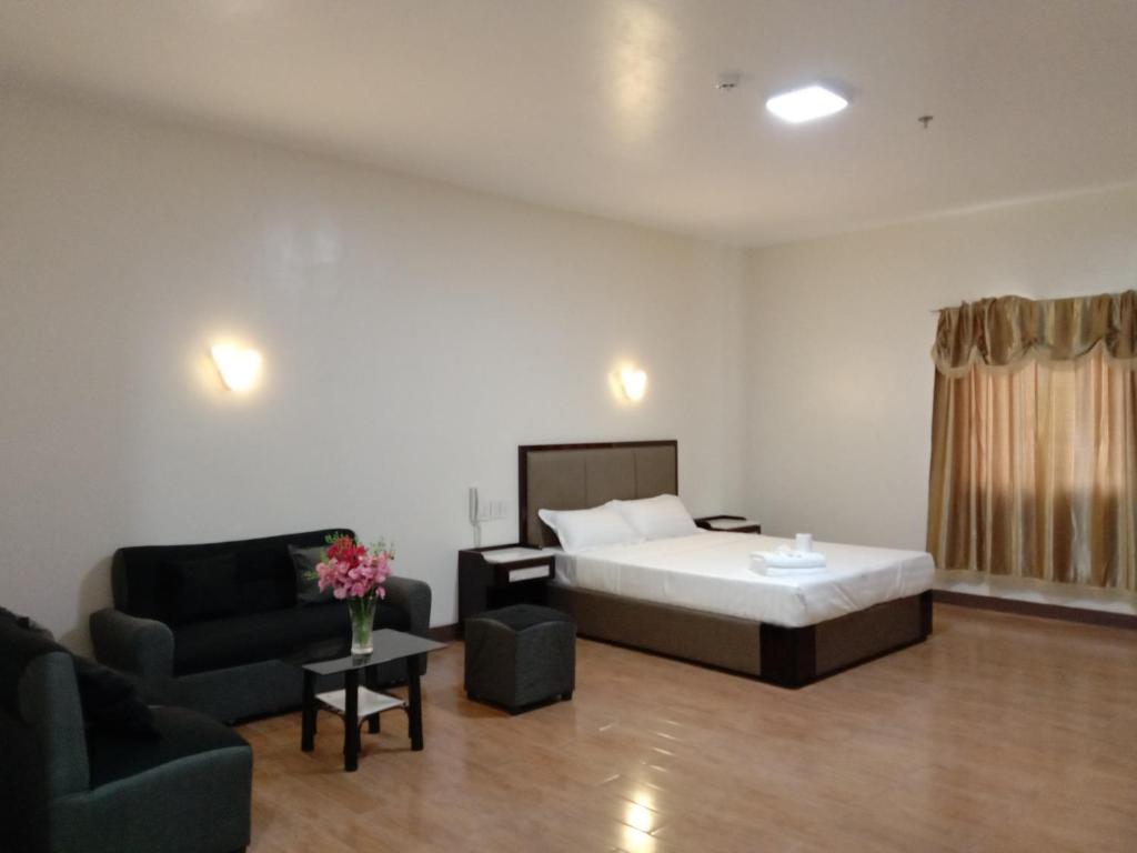 Postel nebo postele na pokoji v ubytování Meaco Royal Hotel- Lucena