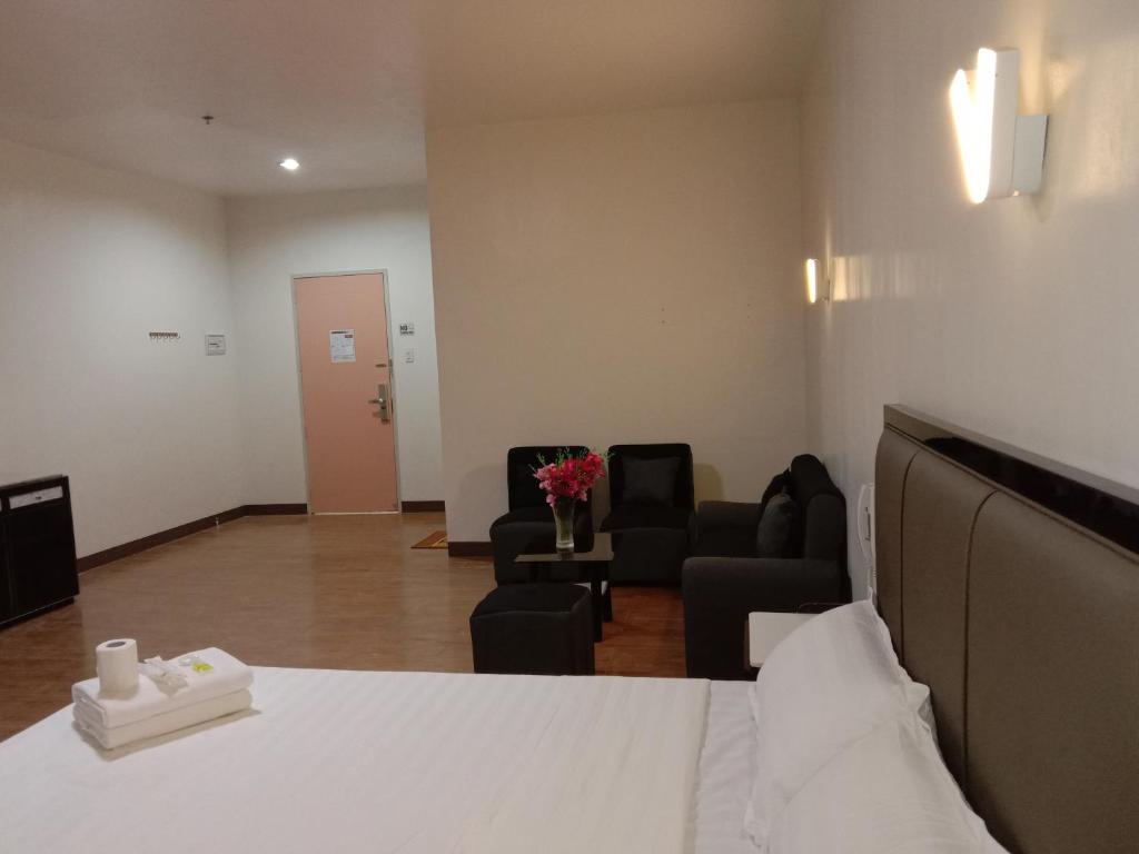 Postel nebo postele na pokoji v ubytování Meaco Royal Hotel- Lucena