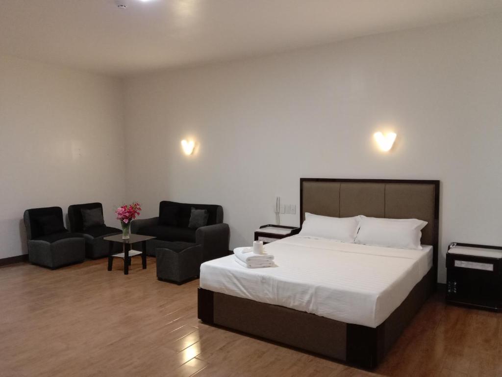 Postel nebo postele na pokoji v ubytování Meaco Royal Hotel- Lucena