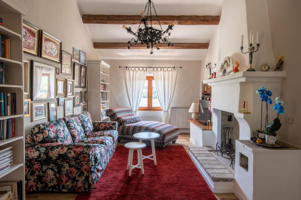 Historic farmhouse on the hills a step away from the seaside of Senigallia