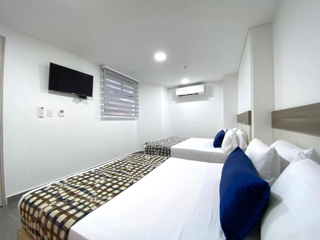 Postel nebo postele na pokoji v ubytování Seven Inn Hotel