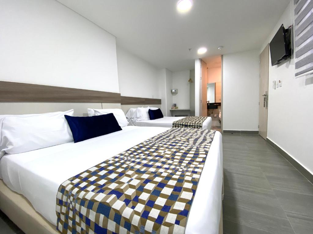 Postel nebo postele na pokoji v ubytování Seven Inn Hotel