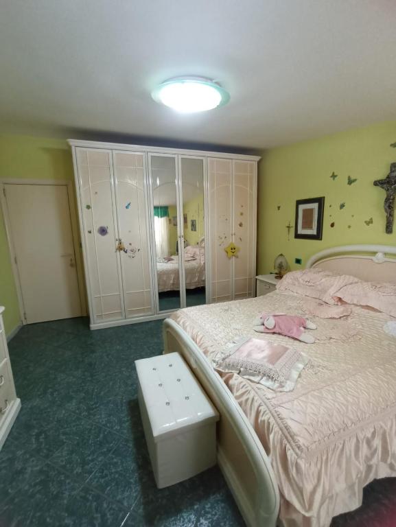 Un dormitorio con una cama con un animal de peluche rosa. en Bed fiorella, en Acciaroli