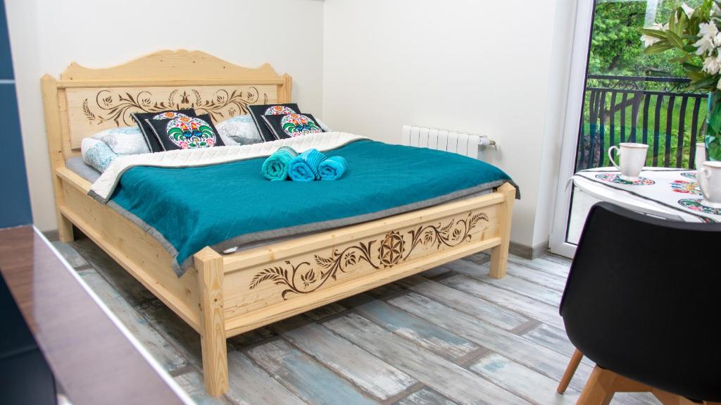 sypialnia z łóżkiem z niebieskimi łukami w obiekcie Zakątek Słoneczny pod Baranią Górą w mieście Kamesznica