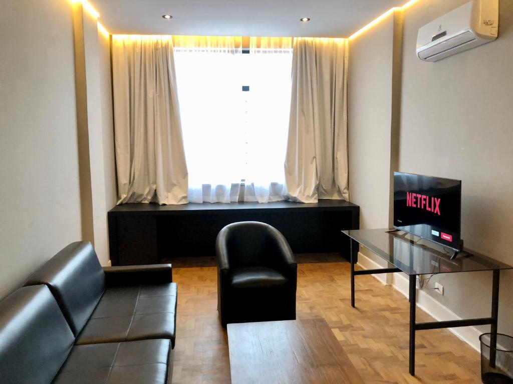 Uma TV ou centro de entretenimento em San Raphael Hotel
