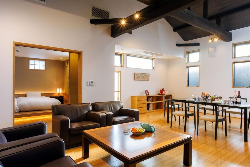 un soggiorno con un divano e un tavolo di Kyojuku Usagi - Vacation STAY 46032v a Kyoto