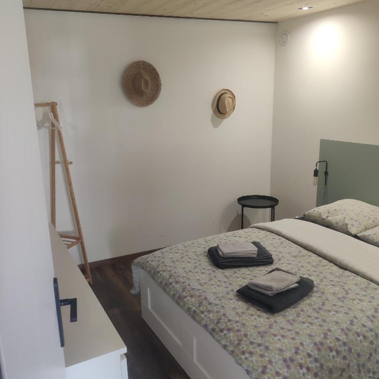1 dormitorio con 1 cama con 2 toallas en Le N°8 - au coeur de Barcelonnette en Barcelonnette